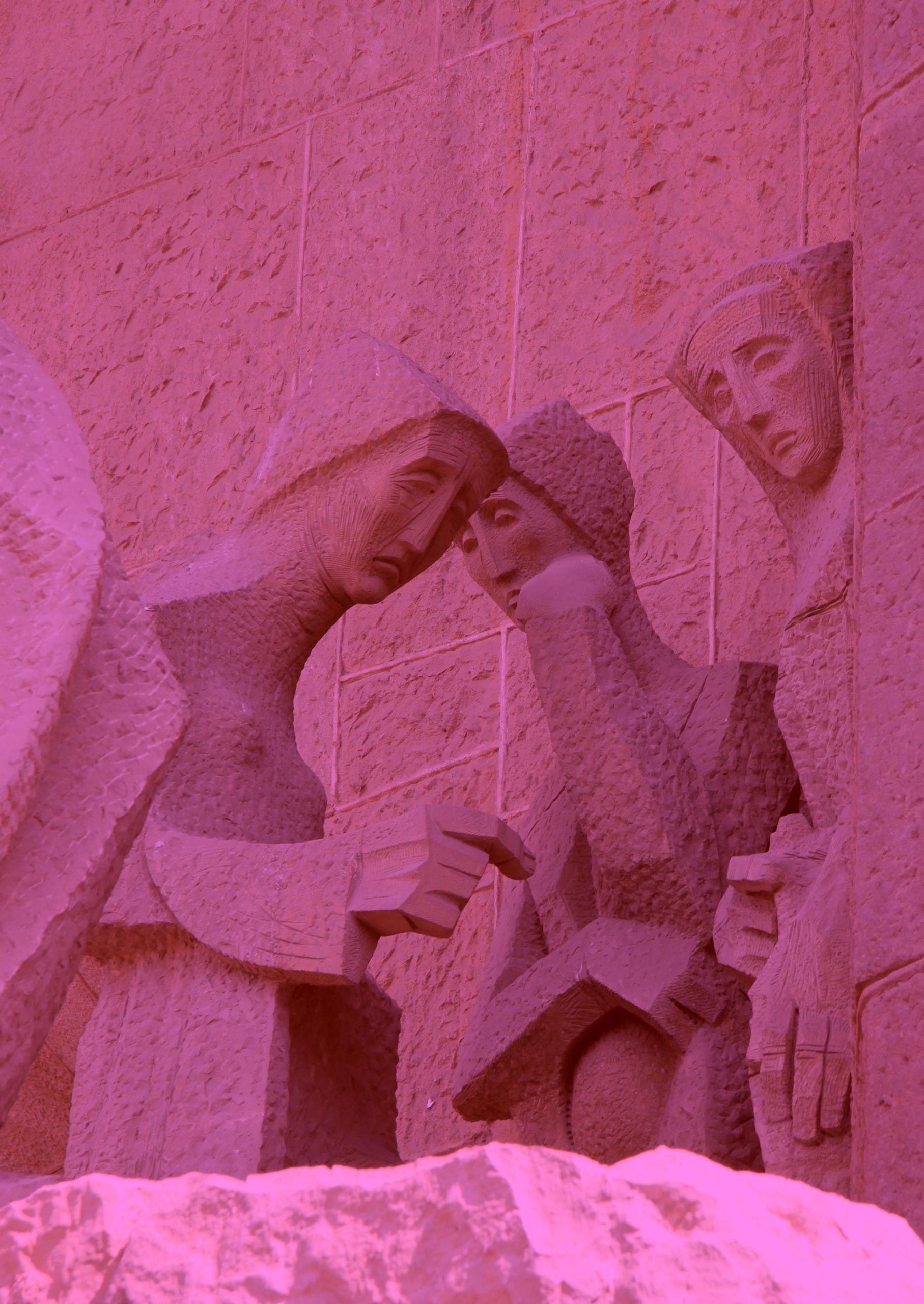 Detail in der ‚Fassade der Passion‘, in der Basílica i Temple Expiatori de la Sagrada Família, abgekürzt Sagrada Família. Eine unvollendete Kirche im Stadtteil Eixample in Barcelona. Sie wurde von dem katalanischen Architekten Antoni Gaudí (1852–1926) entworfen und ist Teil des UNESCO–Weltkulturerbes. Diese Fassade stellt die Passion und den Tod Jesu dar.