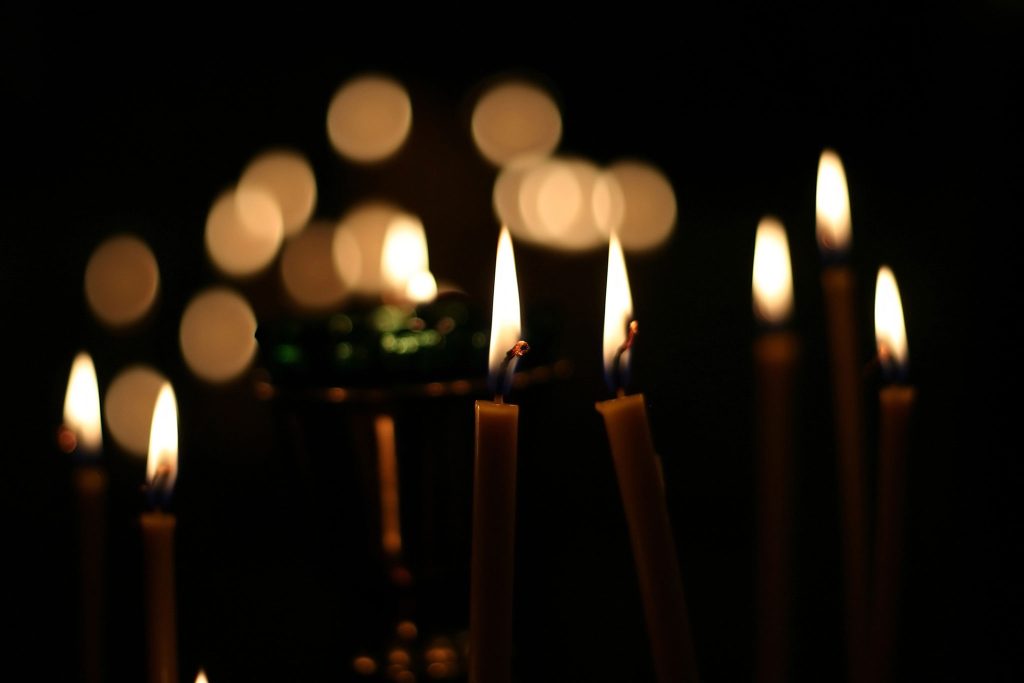 Kerzenlichter in der Osternacht