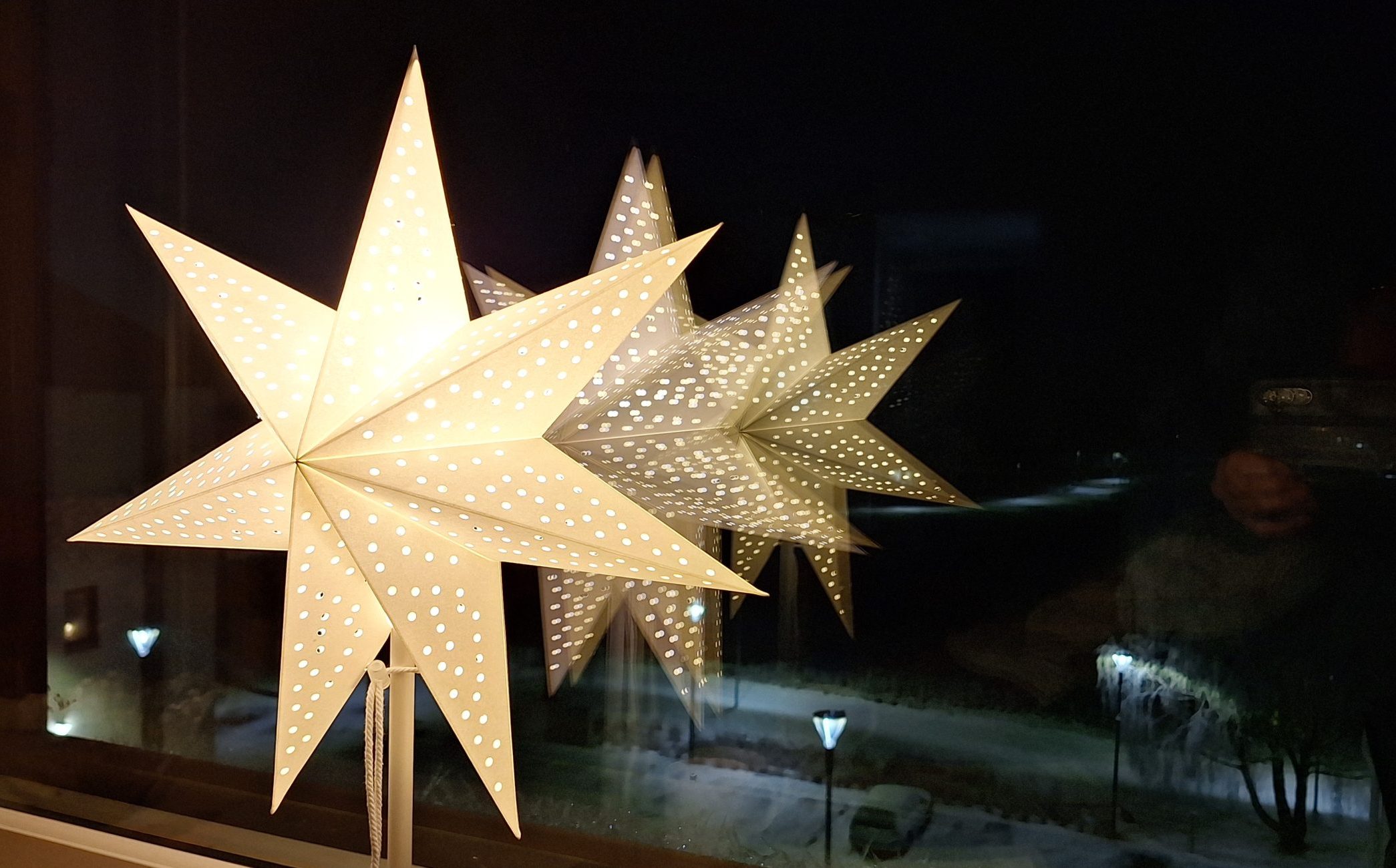 Stern, der sich im Fenster spiegelt