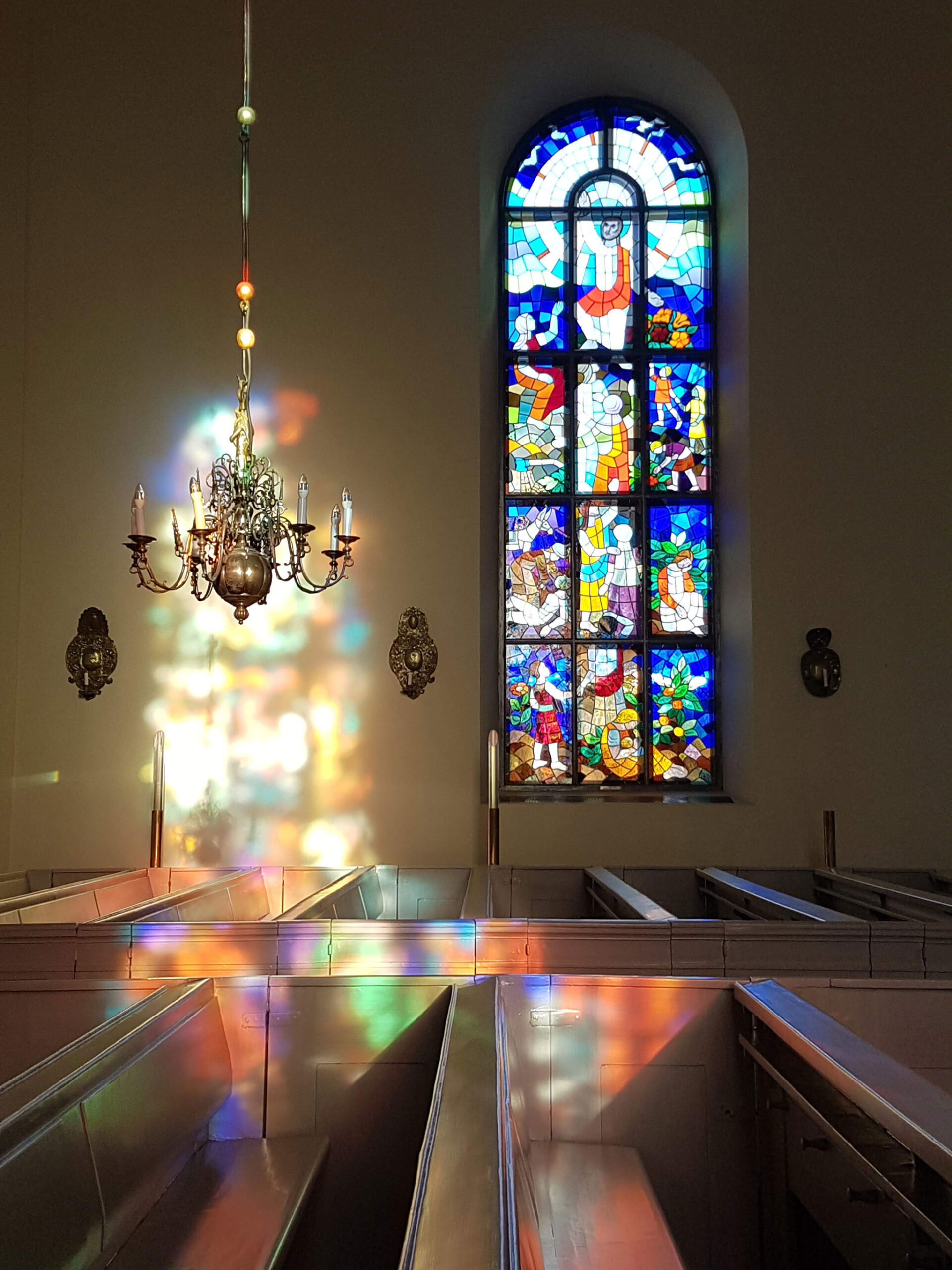 Oulun tuomiokirkko, valonvalkelasimaalaus